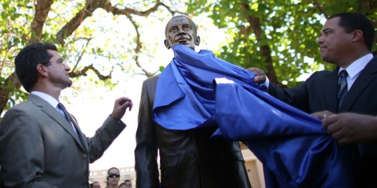 Image courtesy of Ricardo Arduengo / AP pb-120220-obama-statue-02.photoblog900