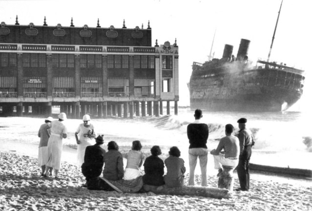 people looking morro castle